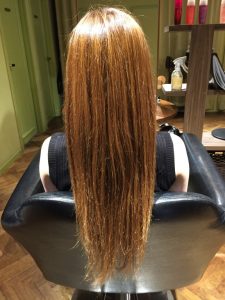 長いですなぁ〜毛先のダメージ部分はカットしますよ〜