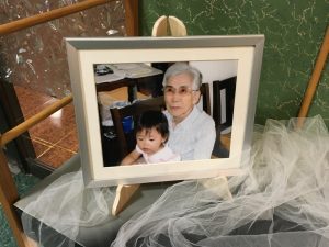 亡き義祖母に抱っこされる娘の写真。