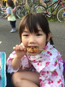 浴衣的な物を着た娘も美味しく焼き鳥を食べてます(^^)
