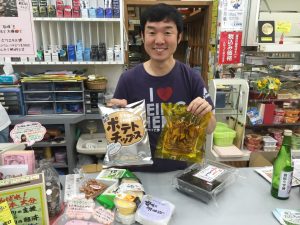 店主のスギちゃんとお土産