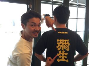 この彌生Tシャツを背にしている川崎さんが素敵♪