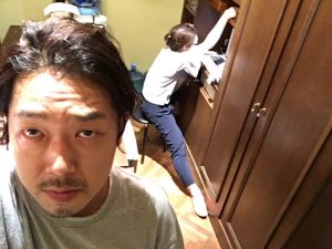 大股を広げてパソコンに食い入るフロント宇野由季子。
