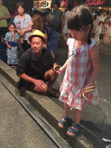 おじいちゃん?(笑)に輪投げをゴチになる娘(≧∇≦)