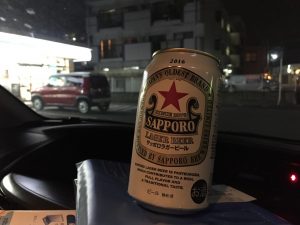 買ったビールをそのまま飲んでレッカーを待つ!