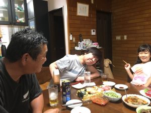 両親と娘。
