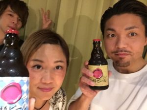 スーさんと小樽ビールと記念写真♪ (なぜかそめしゅんも背後に…)