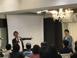 藤村先生と講演する鳥原さん