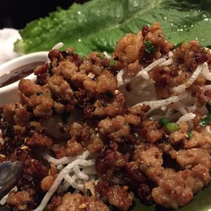 ひき肉を葉っぱで巻いて食べるやつ