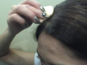 スポンジの角を使って、気になる部分にちょんちょん。