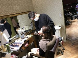 担当する子たちとの打合せも終わり成人式メイクの練習する石井