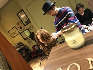 ヘアアレンジの練習をしてる下地