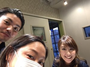 ネイリストのスーさんにネイルをしてもらうネイリストのあや!