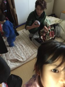 親父になると昼まで寝る事なんてないんやで〜!!