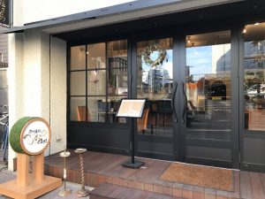 「ひよこ」さんという焼き鳥屋さんの二階