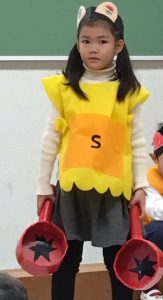 鍋を持つ娘