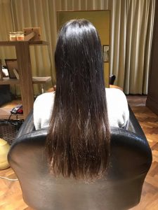 このロングヘアーを…