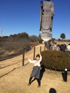 大仏の真似をする娘。