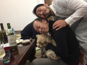 ワンちゃんに癒される先生に癒されるガースー(笑)