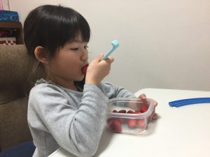 娘は大好きな苺を頬張っております^ ^
