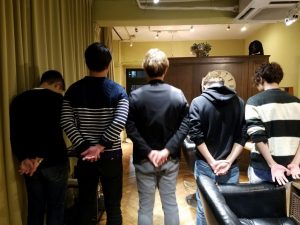 待つ男子。