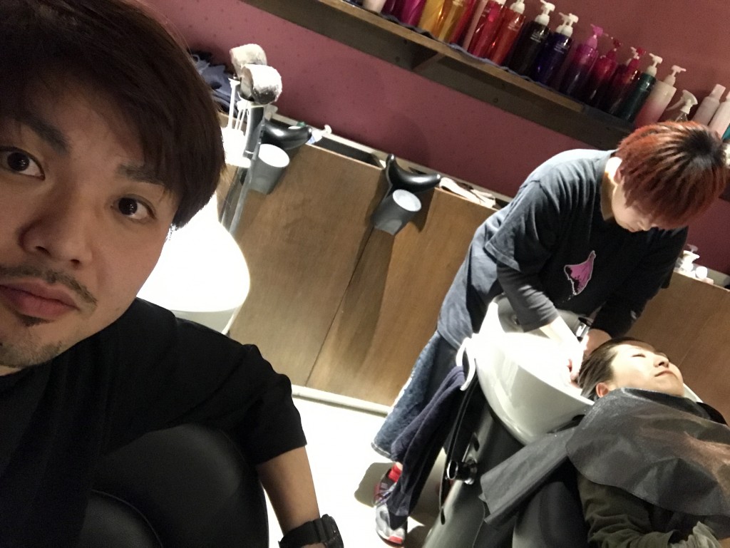 ロン毛の戸諸さんでシャンプー練習する藤井ちゃん♪