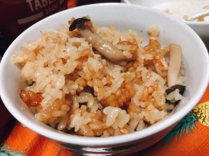 今夜はキノコを使って炊き込みご飯❤